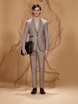 Hellbeige Anzug kombinieren – 500+ Herren Outfits: Kombinieren Sie einen hellbeige Anzug mit einem hellbeige Rollkragenpullover für einen stilvollen, eleganten Look. Komplettieren Sie Ihr Outfit mit dunkelroten Leder Slippern.