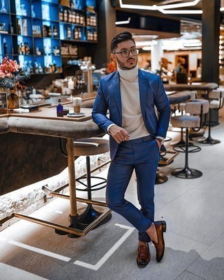 Wie blauen Anzug mit rotbrauner Leder Slipper zu kombinieren – 219 Herren Outfits: Paaren Sie einen blauen Anzug mit einem weißen Rollkragenpullover für einen stilvollen, eleganten Look. Rotbraune Leder Slipper sind eine perfekte Wahl, um dieses Outfit zu vervollständigen.