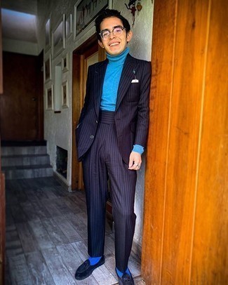 Türkise Socken kombinieren – 251 Herren Outfits: Kombinieren Sie einen dunkelblauen vertikal gestreiften Anzug mit türkisen Socken für ein großartiges Wochenend-Outfit. Wählen Sie dunkelblauen Samt Slipper, um Ihr Modebewusstsein zu zeigen.