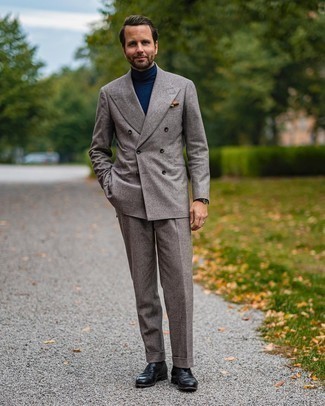 Grauen Wollanzug kombinieren – 328 Elegante Herren Outfits: Entscheiden Sie sich für einen grauen Wollanzug und einen dunkelblauen Rollkragenpullover für einen stilvollen, eleganten Look. Schwarze Leder Slipper sind eine kluge Wahl, um dieses Outfit zu vervollständigen.