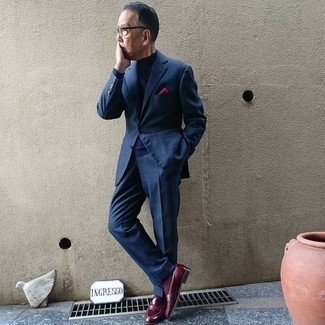 60 Jährige: Dunkelrote Leder Business Schuhe kombinieren – 14 Elegante Herren Outfits: Tragen Sie einen dunkelblauen Anzug und einen dunkelblauen Rollkragenpullover für eine klassischen und verfeinerte Silhouette. Fühlen Sie sich ideenreich? Ergänzen Sie Ihr Outfit mit dunkelroten Leder Business Schuhen.