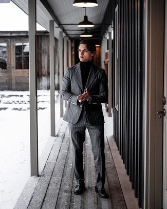 Wie grauen vertikal gestreiften Anzug mit schwarzer Leder Slipper zu kombinieren – 29 Herren Outfits: Vereinigen Sie einen grauen vertikal gestreiften Anzug mit einem schwarzen Rollkragenpullover für einen für die Arbeit geeigneten Look. Fühlen Sie sich ideenreich? Wählen Sie schwarzen Leder Slipper.