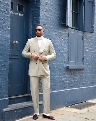 30 Jährige: Dunkelrote Slipper kombinieren – 500+ Herren Outfits: Paaren Sie einen hellbeige Anzug mit einem weißen Rollkragenpullover für einen stilvollen, eleganten Look. Dunkelrote Slipper sind eine perfekte Wahl, um dieses Outfit zu vervollständigen.