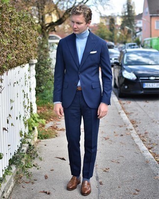 Dunkelbraune Slipper kombinieren – 500+ Frühling Herren Outfits: Kombinieren Sie einen dunkelblauen Anzug mit einem hellblauen Rollkragenpullover für eine klassischen und verfeinerte Silhouette. Dunkelbraune Slipper sind eine gute Wahl, um dieses Outfit zu vervollständigen. Der Look ist einfach mega für den Frühling.