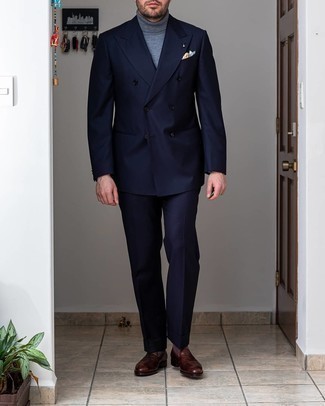 Welche Slipper mit dunkelblauen Anzuges zu tragen – 500+ Herren Outfits: Kombinieren Sie einen dunkelblauen Anzug mit einem grauen Rollkragenpullover für einen stilvollen, eleganten Look. Komplettieren Sie Ihr Outfit mit Slippern.