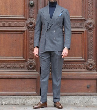 Wie Anzug mit Slipper zu kombinieren – 500+ Herren Outfits: Erwägen Sie das Tragen von einem Anzug und einem dunkelblauen Rollkragenpullover für eine klassischen und verfeinerte Silhouette. Ergänzen Sie Ihr Look mit Slippern.