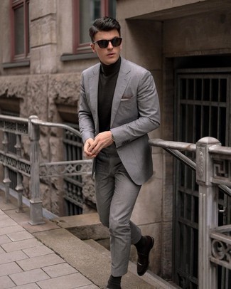 Wie Rollkragenpullover mit Anzuges zu kombinieren – 440 Elegante Herren Outfits: Kombinieren Sie einen Anzug mit einem Rollkragenpullover für eine klassischen und verfeinerte Silhouette. Dunkelbraune Leder Slipper sind eine kluge Wahl, um dieses Outfit zu vervollständigen.