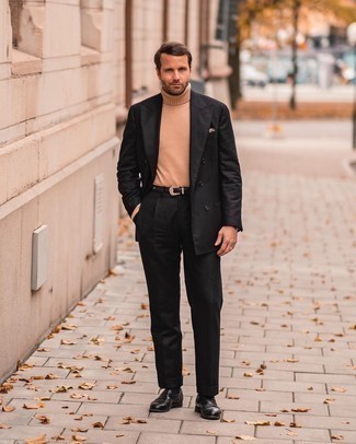 Dunkelbraunen Ledergürtel kombinieren – 500+ Herren Outfits: Kombinieren Sie einen schwarzen Anzug mit einem dunkelbraunen Ledergürtel für einen bequemen Alltags-Look. Putzen Sie Ihr Outfit mit schwarzen Leder Slippern.