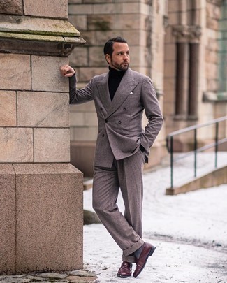 Grauen Anzug kombinieren – 500+ Elegante Herren Outfits warm Wetter: Paaren Sie einen grauen Anzug mit einem schwarzen Rollkragenpullover für einen stilvollen, eleganten Look. Komplettieren Sie Ihr Outfit mit dunkelroten Leder Slippern.