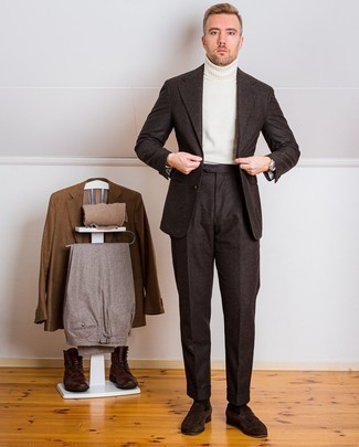Welche Rollkragenpullover mit dunkelbrauner Slipper zu tragen – 363 Herren Outfits warm Wetter: Kombinieren Sie einen Rollkragenpullover mit einem dunkelbraunen Wollanzug für einen stilvollen, eleganten Look. Komplettieren Sie Ihr Outfit mit dunkelbraunen Slippern.