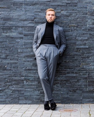 Welche Slipper mit grauen Anzuges zu tragen – 142 Herbst Herren Outfits: Vereinigen Sie einen grauen Anzug mit einem schwarzen Rollkragenpullover für einen stilvollen, eleganten Look. Dieses Outfit passt hervorragend zusammen mit Slippern. Was für eine super Herbst-Look Idee!