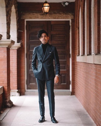 Vertikal gestreiften Anzug kombinieren – 500+ Herren Outfits: Entscheiden Sie sich für einen vertikal gestreiften Anzug und einen schwarzen Rollkragenpullover, wenn Sie einen gepflegten und stylischen Look wollen. Fühlen Sie sich ideenreich? Ergänzen Sie Ihr Outfit mit schwarzen Leder Slippern.