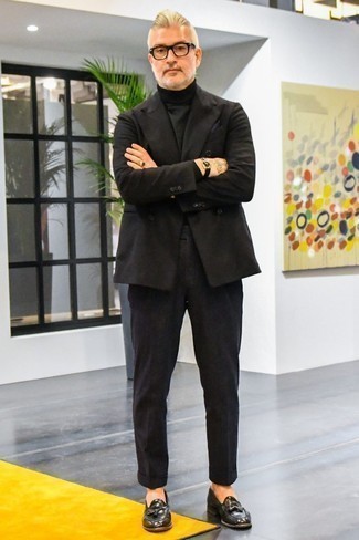 50 Jährige: Schwarze Leder Slipper kombinieren – 73 Elegante Herren Outfits: Erwägen Sie das Tragen von einem schwarzen Anzug und einem schwarzen Rollkragenpullover für eine klassischen und verfeinerte Silhouette. Schwarze Leder Slipper sind eine kluge Wahl, um dieses Outfit zu vervollständigen.