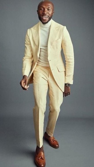 30 Jährige: Rotbraune Leder Slipper kombinieren – 420 Frühling Herren Outfits: Kombinieren Sie einen gelben Anzug mit einem weißen Rollkragenpullover für eine klassischen und verfeinerte Silhouette. Rotbraune Leder Slipper sind eine großartige Wahl, um dieses Outfit zu vervollständigen. Mit so einem Frühlings-Outfit können Sie einfach nichts falsch machen.