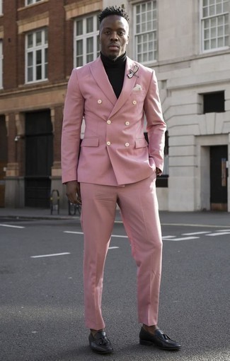 Rosa Anzug kombinieren – 55 Herren Outfits warm Wetter: Vereinigen Sie einen rosa Anzug mit einem schwarzen Rollkragenpullover für eine klassischen und verfeinerte Silhouette. Schwarze Leder Slipper mit Quasten fügen sich nahtlos in einer Vielzahl von Outfits ein.