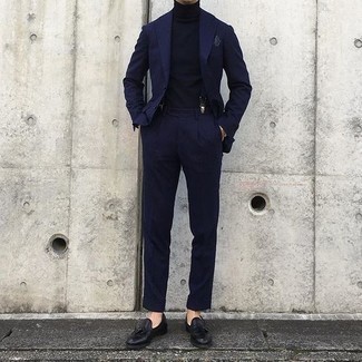 Welche Slipper mit dunkelblauen Rollkragenpullovers zu tragen – 77 Elegante Herren Outfits warm Wetter: Entscheiden Sie sich für einen dunkelblauen Rollkragenpullover und einen dunkelblauen Anzug, um vor Klasse und Perfektion zu strotzen. Slipper sind eine gute Wahl, um dieses Outfit zu vervollständigen.