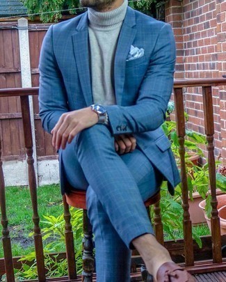 Rotbraune Leder Slipper kombinieren – 500+ Frühling Herren Outfits: Kombinieren Sie einen blauen Anzug mit Schottenmuster mit einem grauen Wollrollkragenpullover für einen für die Arbeit geeigneten Look. Komplettieren Sie Ihr Outfit mit rotbraunen Leder Slippern, um Ihr Modebewusstsein zu zeigen. Ein trendiges Outfit für die Übergangszeit.