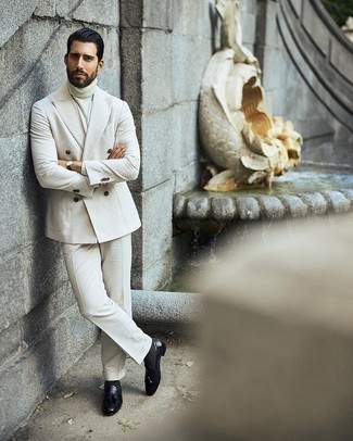 Dunkelblaue Leder Slipper mit Quasten kombinieren – 135 Herren Outfits: Kombinieren Sie einen weißen Anzug mit einem weißen Wollrollkragenpullover für einen stilvollen, eleganten Look. Ergänzen Sie Ihr Look mit dunkelblauen Leder Slippern mit Quasten.