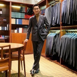 Wie schwarze Slipper mit schwarzen Anzuges zu kombinieren – 155 Herren Outfits: Entscheiden Sie sich für einen schwarzen Anzug und einen beige Rollkragenpullover, um einen eleganten, aber nicht zu festlichen Look zu kreieren. Schwarze Slipper fügen sich nahtlos in einer Vielzahl von Outfits ein.