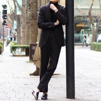 Schwarzen Rollkragenpullover kombinieren – 500+ Herren Outfits warm Wetter: Vereinigen Sie einen schwarzen Rollkragenpullover mit einem dunkelbraunen vertikal gestreiften Anzug, wenn Sie einen gepflegten und stylischen Look wollen. Dunkelbraune Leder Slipper mit Quasten bringen klassische Ästhetik zum Ensemble.