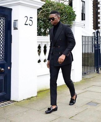 Schwarze Leder Slipper mit Quasten kombinieren – 500+ Herren Outfits: Kombinieren Sie einen dunkelblauen Anzug mit einem dunkelblauen Rollkragenpullover, um vor Klasse und Perfektion zu strotzen. Schwarze Leder Slipper mit Quasten sind eine ideale Wahl, um dieses Outfit zu vervollständigen.