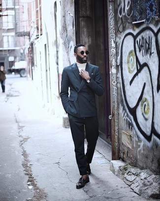Schwarzes Einstecktuch kombinieren – 541+ Herren Outfits: Kombinieren Sie einen dunkelblauen Anzug mit einem schwarzen Einstecktuch, um einen lockeren, aber dennoch stylischen Look zu erhalten. Fühlen Sie sich ideenreich? Entscheiden Sie sich für dunkelbraunen Leder Slipper mit Quasten.