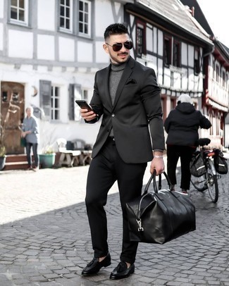 Schwarzes und weißes Seide Einstecktuch kombinieren – 20 Herren Outfits: Kombinieren Sie einen schwarzen Anzug mit einem schwarzen und weißen Seide Einstecktuch für einen bequemen Alltags-Look. Fühlen Sie sich ideenreich? Komplettieren Sie Ihr Outfit mit schwarzen Leder Slippern mit Quasten.