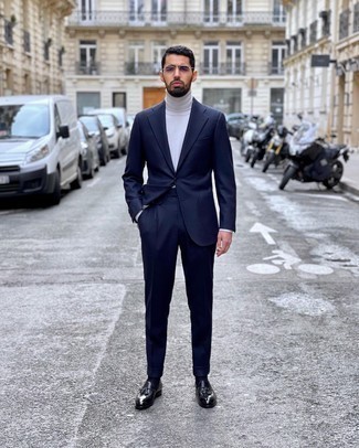 Blaue Socken kombinieren – 500+ Elegante Herren Outfits: Tragen Sie einen dunkelblauen Anzug und blauen Socken für ein bequemes Outfit, das außerdem gut zusammen passt. Fühlen Sie sich ideenreich? Entscheiden Sie sich für schwarzen Leder Slipper mit Quasten.
