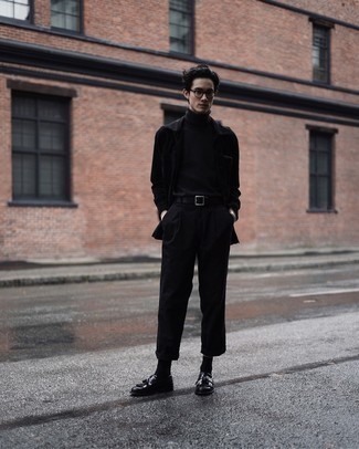 Schwarzen Pullover kombinieren – 368 Elegante Herren Outfits: Kombinieren Sie einen schwarzen Pullover mit einem schwarzen Anzug für eine klassischen und verfeinerte Silhouette. Fühlen Sie sich mutig? Vervollständigen Sie Ihr Outfit mit schwarzen Leder Slippern mit Quasten.