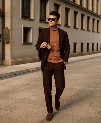Braunen Pullover kombinieren – 216 Elegante Herren Outfits: Kombinieren Sie einen braunen Pullover mit einem dunkelbraunen Anzug, um vor Klasse und Perfektion zu strotzen. Machen Sie Ihr Outfit mit braunen Wildleder Slippern mit Quasten eleganter.