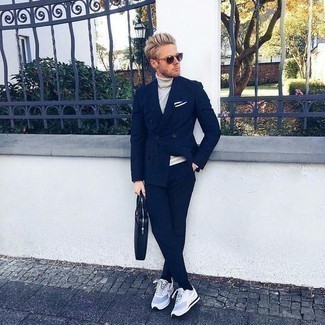 Dunkelblaues und weißes Einstecktuch kombinieren – 500+ Herren Outfits: Paaren Sie einen dunkelblauen Anzug mit einem dunkelblauen und weißen Einstecktuch für ein sonntägliches Mittagessen mit Freunden. Hellblaue Sportschuhe verleihen einem klassischen Look eine neue Dimension.