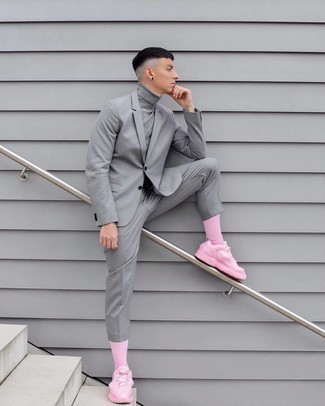 Wie Rollkragenpullover mit Anzuges zu kombinieren – 61 Smart-Casual Frühling Herren Outfits: Kombinieren Sie einen Anzug mit einem Rollkragenpullover für eine klassischen und verfeinerte Silhouette. Machen Sie diese Aufmachung leger mit rosa Sportschuhen. Was für eine schöne Übergangs-Outfit Idee!