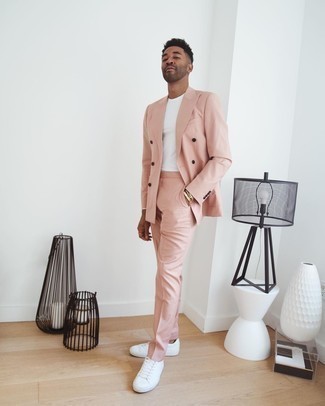 Welche niedrige Sneakers mit rosa Anzuges zu tragen – 20 Sommer Herren Outfits: Die Paarung aus einem rosa Anzug und einem weißen Langarmshirt ist eine großartige Wahl für einen Tag im Büro. Bringen Sie die Dinge durcheinander, indem Sie niedrige Sneakers mit diesem Outfit tragen. Was für eine schöne Sommer-Look Idee!