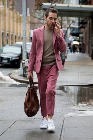 Wie rosa Anzug mit weißer niedriger Sneakers zu kombinieren – 15 Smart-Casual Herren Outfits: Erwägen Sie das Tragen von einem rosa Anzug und einem braunen Pullover mit einem Rundhalsausschnitt für einen stilvollen, eleganten Look. Suchen Sie nach leichtem Schuhwerk? Entscheiden Sie sich für weißen niedrige Sneakers für den Tag.