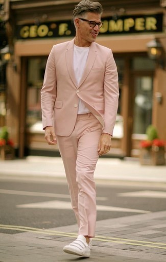 Rosa Anzug kombinieren – 55 Herren Outfits: Tragen Sie einen rosa Anzug und ein weißes T-Shirt mit einem Rundhalsausschnitt für Ihren Bürojob. Suchen Sie nach leichtem Schuhwerk? Ergänzen Sie Ihr Outfit mit weißen Leder niedrigen Sneakers für den Tag.