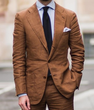 Braunen Anzug kombinieren – 494 Elegante Sommer Herren Outfits: Kombinieren Sie einen braunen Anzug mit einem hellblauen Businesshemd für einen stilvollen, eleganten Look. Nicht jedermanns Sache aber stylich und super an Sommerabenden.