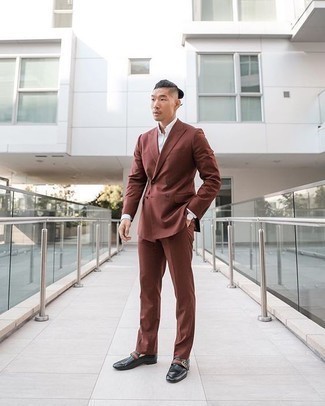 Schwarze Leder Slipper kombinieren – 500+ Elegante Herren Outfits warm Wetter: Tragen Sie einen rotbraunen Anzug und ein weißes Businesshemd, um vor Klasse und Perfektion zu strotzen. Fühlen Sie sich ideenreich? Entscheiden Sie sich für schwarzen Leder Slipper.