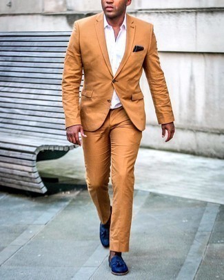 Dunkelblaue Leder Slipper mit Quasten kombinieren – 135 Herren Outfits: Kombinieren Sie einen rotbraunen Anzug mit einem weißen Kurzarmhemd, um vor Klasse und Perfektion zu strotzen. Putzen Sie Ihr Outfit mit dunkelblauen Leder Slippern mit Quasten.