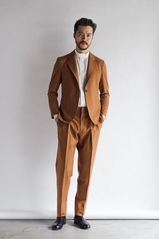 Leder Slipper kombinieren – 500+ Elegante Herren Outfits: Etwas Einfaches wie die Wahl von einem rotbraunen Anzug und einem weißen Langarmhemd kann Sie von der Menge abheben. Leder Slipper fügen sich nahtlos in einer Vielzahl von Outfits ein.