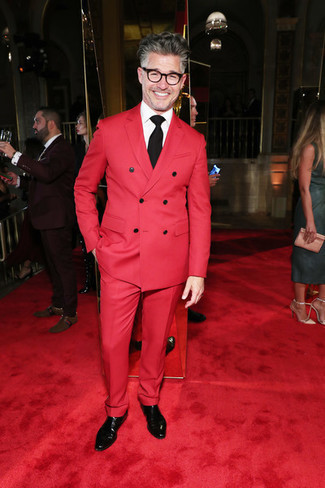 40 Jährige: Stiefel kombinieren – 81 Elegante Herren Outfits: Kombinieren Sie einen roten Anzug mit einem weißen Businesshemd für einen stilvollen, eleganten Look. Wählen Sie die legere Option mit Stiefeln.