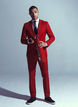 Dunkelblaue vertikal gestreifte Krawatte kombinieren – 48 Elegante Sommer Herren Outfits: Geben Sie den bestmöglichen Look ab in einem roten Anzug und einer dunkelblauen vertikal gestreiften Krawatte. Schwarze Leinenschuhe verleihen einem klassischen Look eine neue Dimension. So einfach kann ein cooles Sommer-Outfit sein.