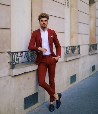 30 Jährige: Roten Anzug kombinieren – 66 Elegante Herren Outfits: Machen Sie sich mit einem roten Anzug und einem weißen Businesshemd einen verfeinerten, eleganten Stil zu Nutze. Fühlen Sie sich mutig? Ergänzen Sie Ihr Outfit mit dunkelblauen Leder Slippern mit Quasten.