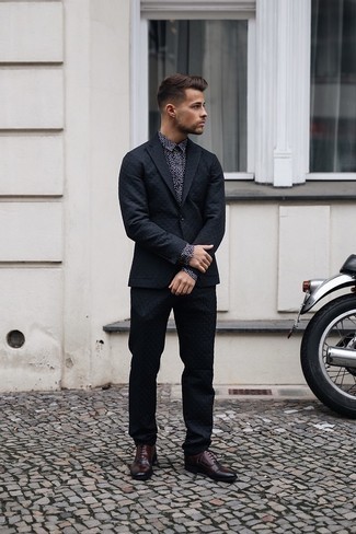 Dunkelblaues bedrucktes Businesshemd kombinieren – 18 Herren Outfits: Kombinieren Sie ein dunkelblaues bedrucktes Businesshemd mit einem schwarzen Anzug für eine klassischen und verfeinerte Silhouette. Ergänzen Sie Ihr Look mit dunkelbraunen Leder Oxford Schuhen.