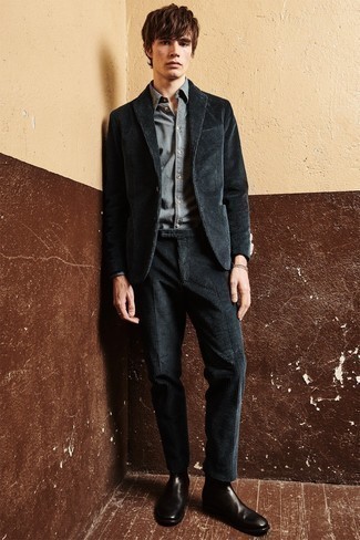 20 Jährige: Graues Hemd kombinieren – 33 Elegante Herren Outfits: Kombinieren Sie ein graues Hemd mit einem schwarzen Cordanzug, um vor Klasse und Perfektion zu strotzen. Fühlen Sie sich mutig? Komplettieren Sie Ihr Outfit mit dunkelbraunen Chelsea Boots aus Leder.