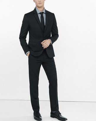 20 Jährige: Schwarze Krawatte kombinieren – 113 Herren Outfits: Entscheiden Sie sich für einen schwarzen Anzug und eine schwarze Krawatte, um vor Klasse und Perfektion zu strotzen. Wenn Sie nicht durch und durch formal auftreten möchten, vervollständigen Sie Ihr Outfit mit schwarzen Leder Derby Schuhen.