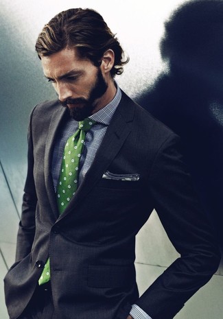 schwarzer Anzug, graues Businesshemd mit Schottenmuster, grüne gepunktete Krawatte, graues Einstecktuch für Herren