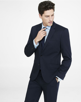 Schwarzen Anzug kombinieren – 858+ Herren Outfits: Paaren Sie einen schwarzen Anzug mit einem hellblauen Businesshemd, um vor Klasse und Perfektion zu strotzen.