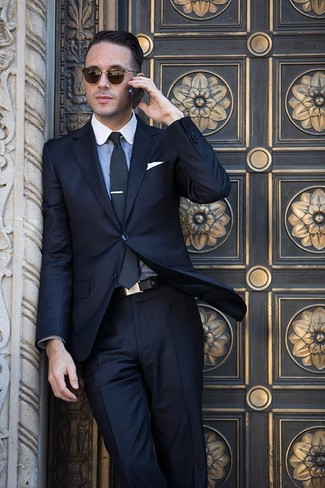 Schwarzen Anzug kombinieren – 500+ Sommer Herren Outfits: Vereinigen Sie einen schwarzen Anzug mit einem hellblauen Businesshemd für eine klassischen und verfeinerte Silhouette. Schon haben wir ein schöner Look im Sommer.