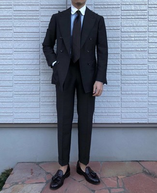 Dunkellila Leder Slipper kombinieren – 84 Herren Outfits: Vereinigen Sie einen schwarzen Anzug mit einem hellblauen Businesshemd, um vor Klasse und Perfektion zu strotzen. Fühlen Sie sich mutig? Wählen Sie dunkellila Leder Slipper.
