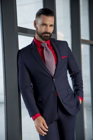 schwarzer Anzug, rotes Businesshemd, dunkelrote Krawatte mit Karomuster, rotes Einstecktuch für Herren